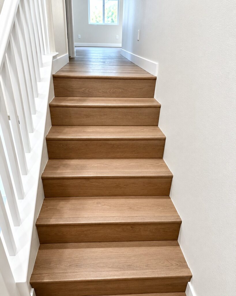 Staircase with oak-look treads and risers