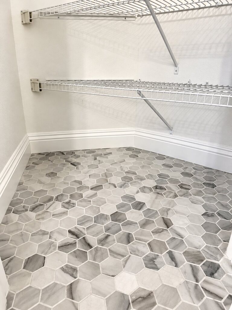 Closet floor in marble hexagon tile